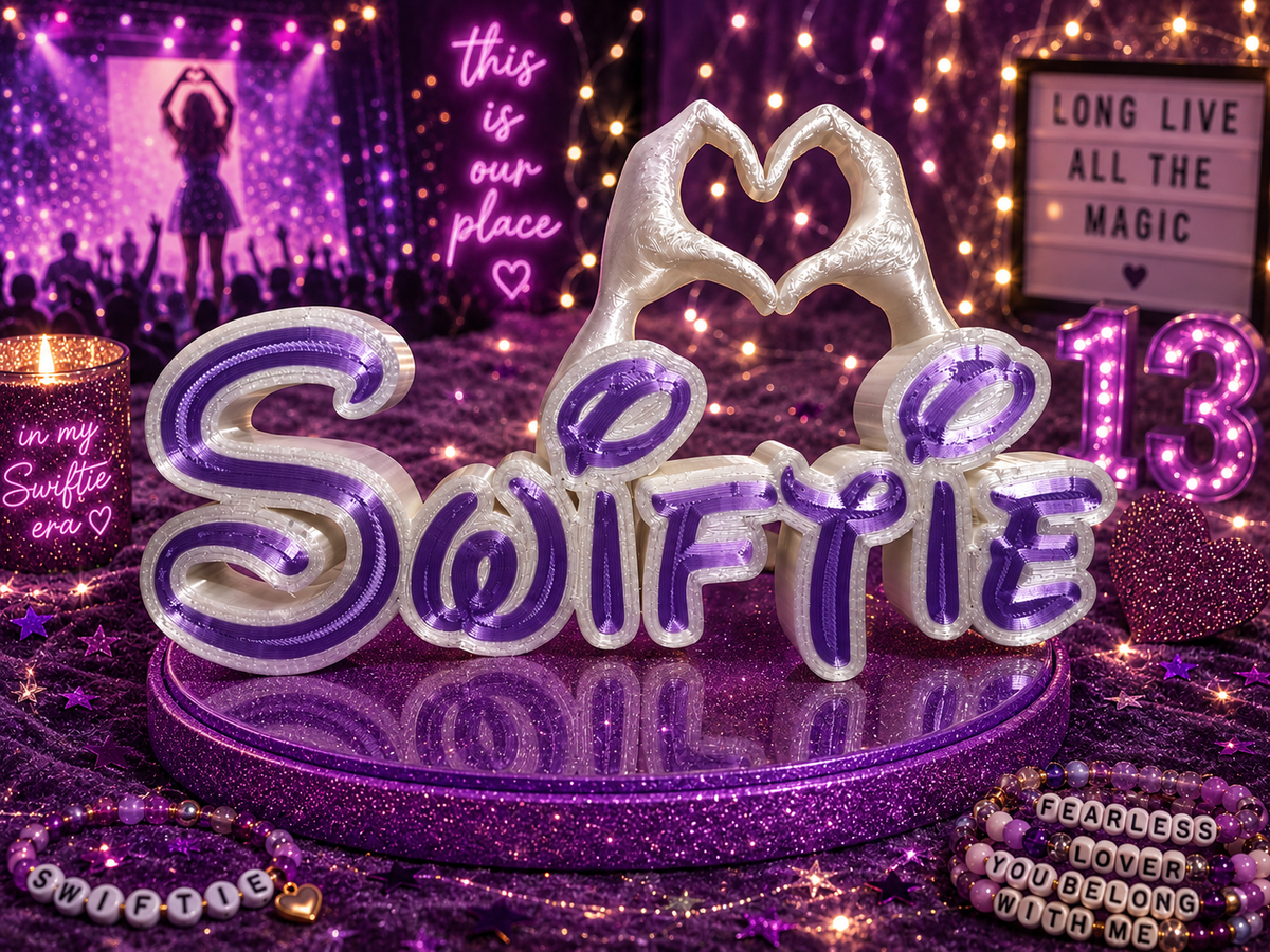 💜 SWIFTIE inkl. Handherz 🫶 – ein Schriftzug für echte Fans von Taylor Swift